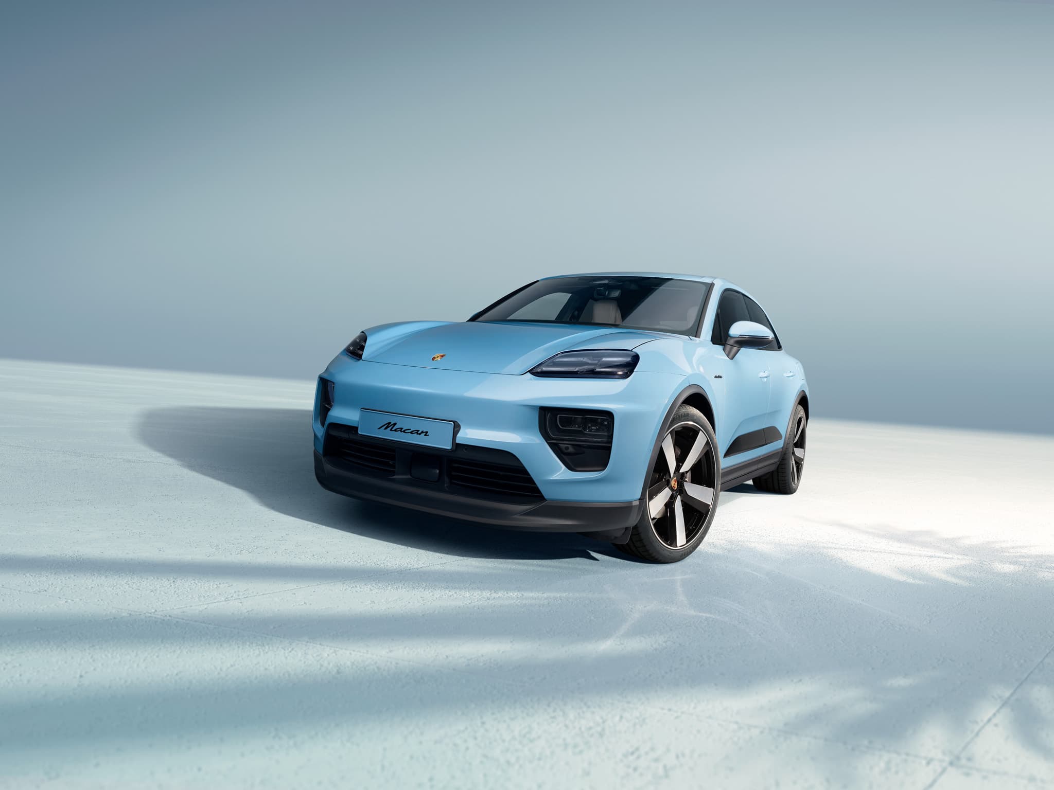 Ein Porsche Macan fährt auf offener Straße.